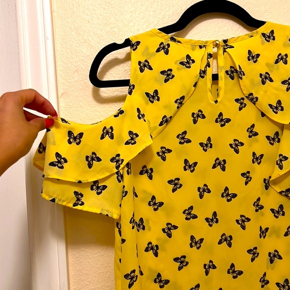 Butterfly 🦋 cold‎ shoulder top - Picture 3 of 6